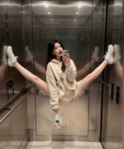 AI生成电梯一字马美女制作教程，条条流量上万，别再在外面被割韭菜了，全流程实操-优品网赚资源库